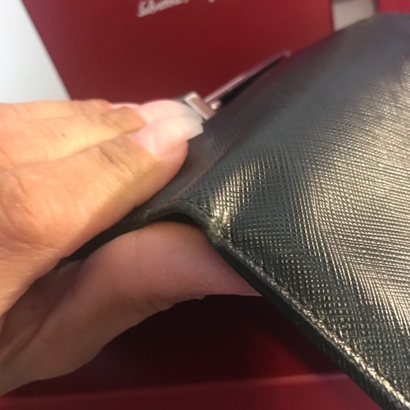 💯% Auth. Salvtore Ferragamo Black Leather Wallet - Picture 4 of 15